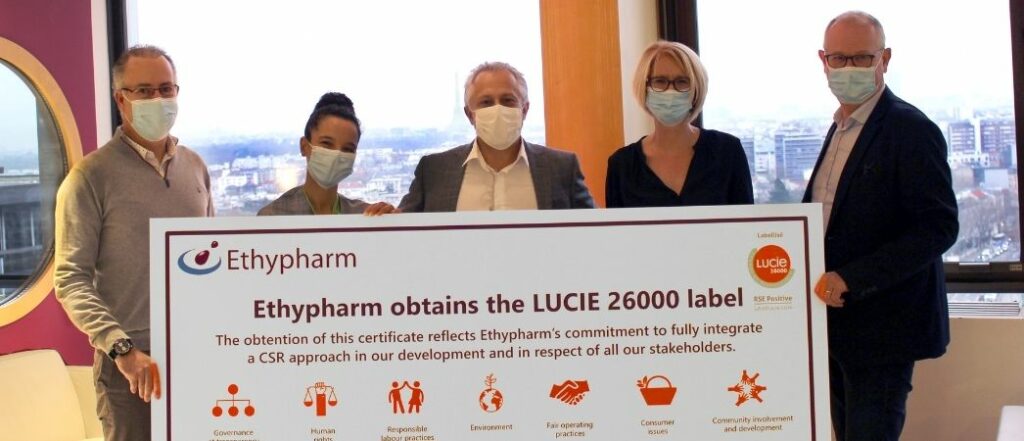 Employés tenant une pancarte, décrivant leur obtention du label LUCIE 26 000