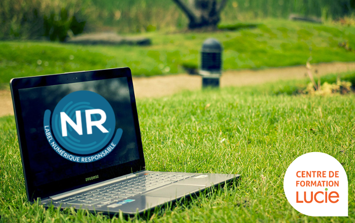 Image d'un ordinateur portable avec le logo du label NR dans l'herbe  Label NR