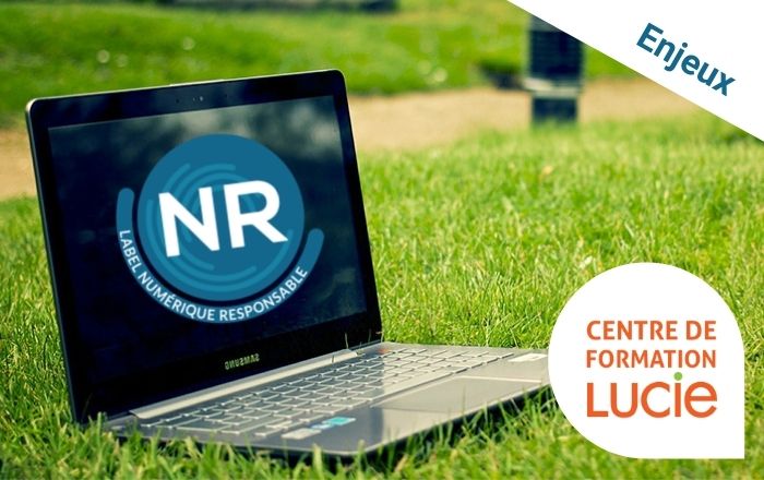 Photo d'un ordinateur portable dans l'herbe avec le logo du label NR - Agence LUCIE