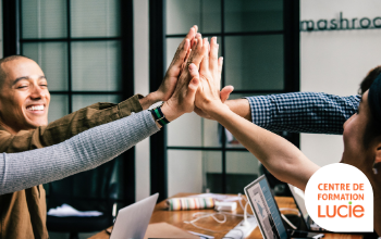 Une équipe au travail qui collabore