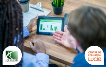 Visuel Réussir son reporting RSE, deux personnes tenant une tablette affichant un reporting