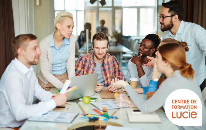 personnes en équipe en train de travailler et discuter